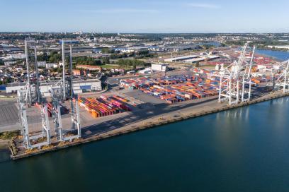Vue aérienne sur le terminal de l'Atlantique situé en aval de l'écluse François 1er - Agrandir l'image, fenêtre modale