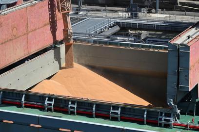 Chargement de céréales sur le vraquier PTI Danube au port de Rouen - Agrandir l'image, fenêtre modale