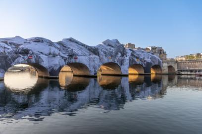 Vue depuis la Seine du Pont Neuf à Paris recouvert par la création artistique de l'artiste JR. - Agrandir l'image, fenêtre modale