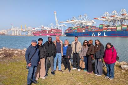 Les étudiants de l'EM Normandie devant les terminaux de Port 2000 - Agrandir l'image, fenêtre modale