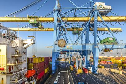 Manutention de conteneurs au port du Havre - Enlarge image, modal window