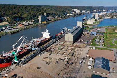 Navire de céréales en chargement chez Beuzeulin - Agrandir l'image, fenêtre modale