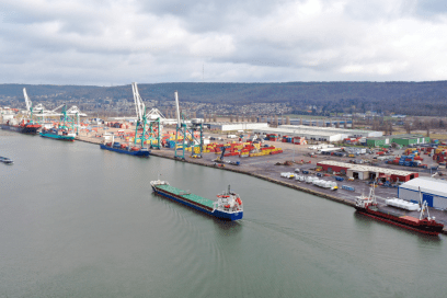 Navire en seine devant le TCMD du port de Rouen - Agrandir l'image, fenêtre modale