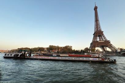 Ramassage par barges des feuilles mortes sur Paris - Agrandir l'image, fenêtre modale