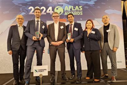 Remise des trophées Best green et Best seaport à Shanghai - Enlarge image, modal window