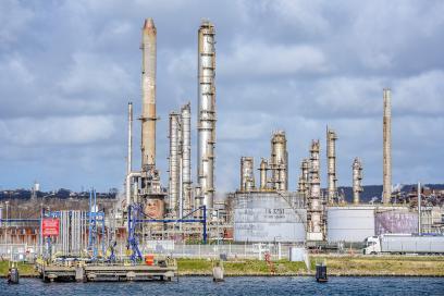 Site TOTAL Grand canal sur la route de la chimie au port du Havre - Agrandir l'image, fenêtre modale