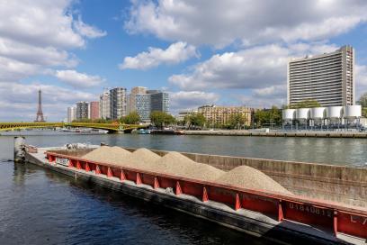 Transport fluvial au Port Javel Bas - Agrandir l'image, fenêtre modale
