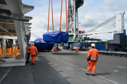 déchargement de pièces du tunnelier pour la construction du Grand Paris Express sur le terminal de Rouen. - Agrandir l'image, fenêtre modale