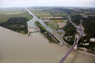 Vue aérienne des écluses de Tancarville - Agrandir l'image, fenêtre modale