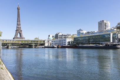Vue de la seine de la tour Eiffel et du bâtiment de ports de Paris de grenelle HAROPA PORT - Agrandir l'image, fenêtre modale