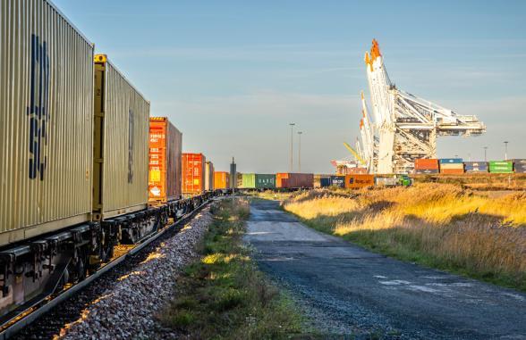 Navette ferroviaire sur le terminal multimodal du port du Havre - Agrandir l'image, fenêtre modale