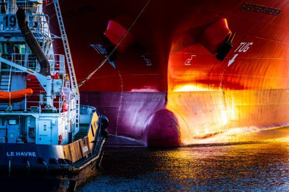 Opération de remorquage du porte-conteneurs Yang Ming dans le port du Havre - Enlarge image, modal window