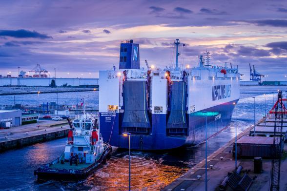 Le Navire RO/RO Neptune Galene sortant du port du Havre - Agrandir l'image, fenêtre modale