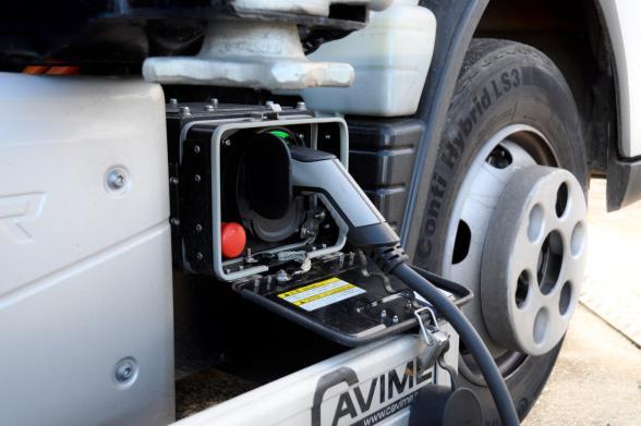 Camion électrique branché à une borne de raccordement électricité HAROPA PORT à Paris - Agrandir l'image, fenêtre modale