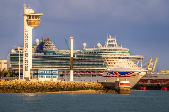 Navire de croisière passant devant la capitainerie du port du Havre - Agrandir l'image, fenêtre modale