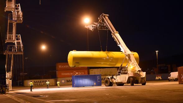 Chargement d’un colis exceptionnel sur le port de Rouen - Agrandir l'image, fenêtre modale
