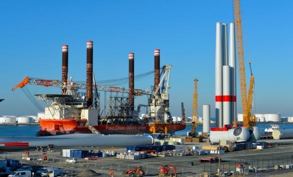 Le navire Brave Tern amarré quai Joannès Couvert sur le site de l'usine Siemens Gamesa Renewable Energy - Agrandir l'image, fenêtre modale