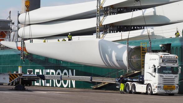 Déchargement de pales d'éoliennes depuis un camion sur le port de Rouen - Agrandir l'image, fenêtre modale