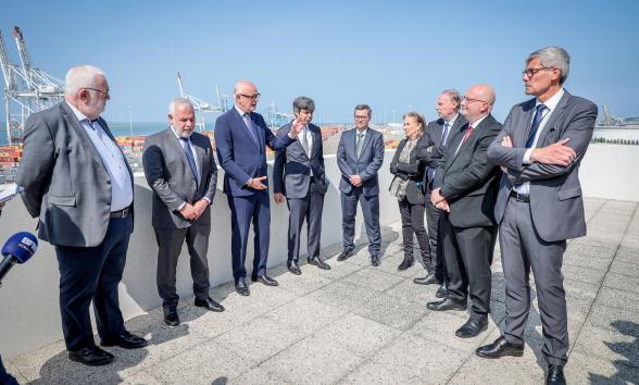 Délégation lors de l'annonce du renforcement MSC au port du Havre - Agrandir l'image, fenêtre modale