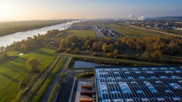 Vue aérienne de la zone logistique du parc logistique du pont de Normandie 3 au Havre - Agrandir l'image, fenêtre modale