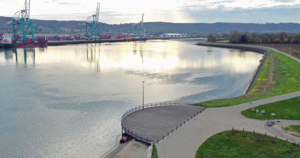 Vue de l'esplanade de Hautôt sur Seine permettant de voir l'évitage des navires - Agrandir l'image, fenêtre modale