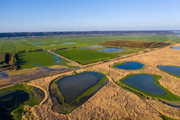 Vue aérienne de la zone humide implantée sur l'ex site Millennium Inorganic Chemicals (MIC) au cœur de l’estuaire au Hode près du Havre - Agrandir l'image, fenêtre modale