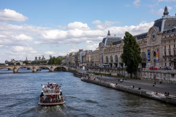 vue depuis la Seine de l'escale fluviale du port de Solférino à Paris - Agrandir l'image, fenêtre modale