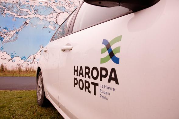 Voiture avec le logo HAROPA PORT sur sa portière - Agrandir l'image, fenêtre modale