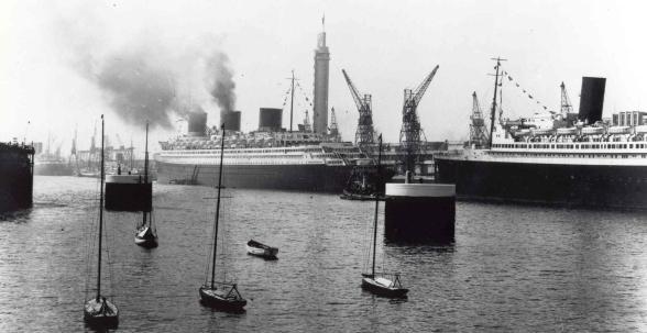 Le paquebot Normandie en escale quai Joannès Couvert dans le port du Havre en 1935 - Agrandir l'image, fenêtre modale