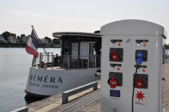 Borne de raccordement électrique Borne&eau _ bateau à quai - Agrandir l'image, fenêtre modale