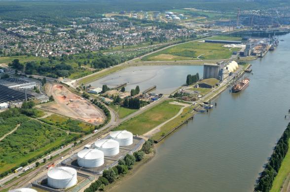 Vue aérienne sur les carrières de Vignats et le silo Simarex dans la darse des Docks - Agrandir l'image, fenêtre modale