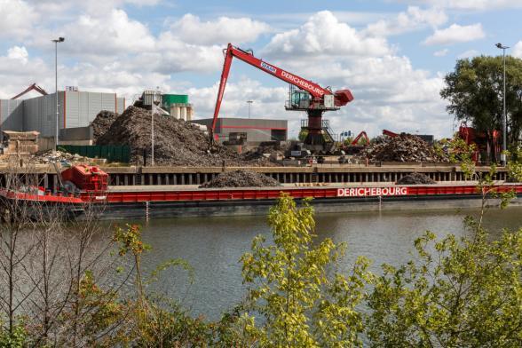 Chargement d'une barge en bord d’une darse depuis une entreprise de recyclage de déchets divers et valorisables - Agrandir l'image, fenêtre modale