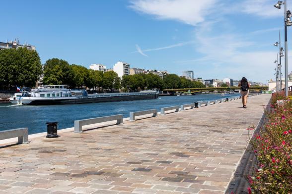 port Javel Bas - quai à usage partagé - barge fluvial - promenade - Agrandir l'image, fenêtre modale