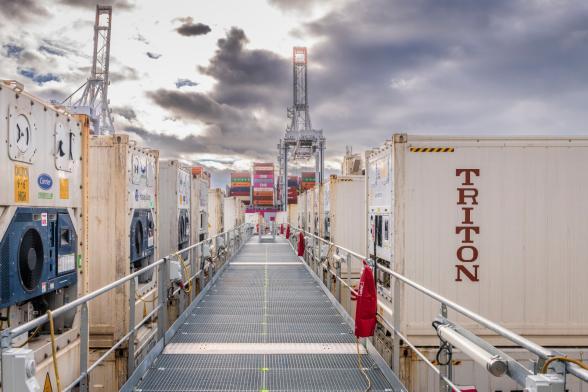 Alignement de conteneurs reefer à Port 2000 au port du Havre - Agrandir l'image, fenêtre modale