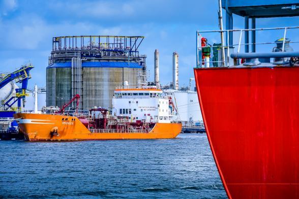 Tanker pétrolier en escale sur le port du Havre - Agrandir l'image, fenêtre modale