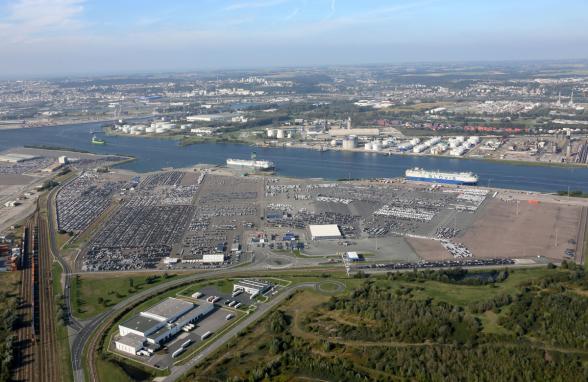 Vue aérienne du terminal roulier du port du Havre - Agrandir l'image, fenêtre modale
