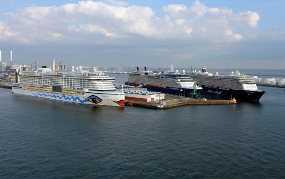 Triple escale de paquebots au Terminal Croisière du Havre avec L'Aidaprima, le Celebrity Silhouette et le Meinschiff 6 - Agrandir l'image, fenêtre modale