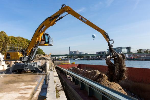 Chargement de produits valorisables par une grue à grappin depuis le quai sur une barge fluviale en plein cœur de Paris - Agrandir l'image, fenêtre modale