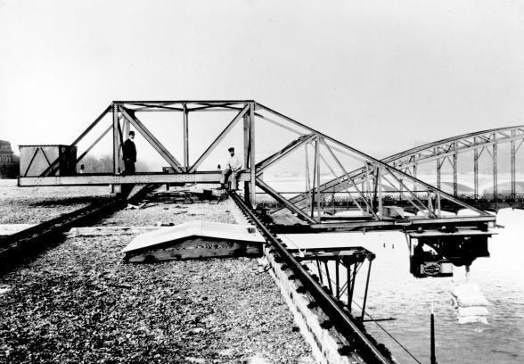 Engin de manutention sur le port de paris - Agrandir l'image, fenêtre modale