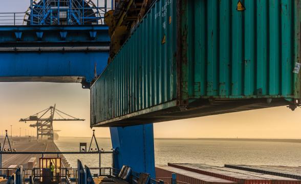 Manutention d'un conteneur depuis un portique du terminal conteneurs Port 2000 au Havre - Agrandir l'image, fenêtre modale