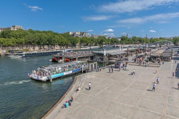 Ambiances sur les quais et la Seine. Port de la Bourdonnais.Escale Bateau Bus Tour Eiffel. Départ bateau de croissières Bateau Parisiens. batobus - Agrandir l'image, fenêtre modale