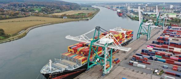 Vue aérienne du port de Rouen avec le terminal à conteneurs et le chenal de navigation - Agrandir l'image, fenêtre modale