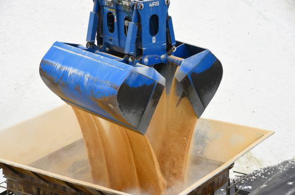 Chargement d’un navire de céréales à l’aide d'un godet à grappin sur grue au port de Rouen - Enlarge image, modal window