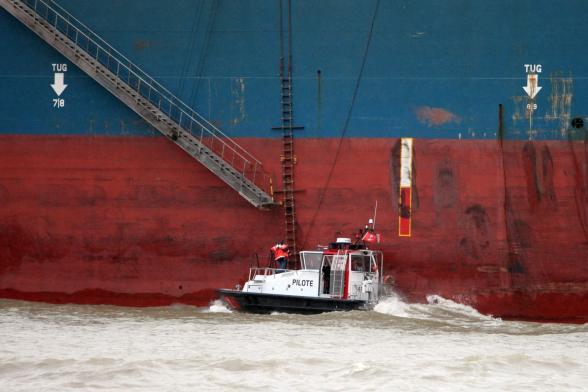 Pilote montant à bord d'un navire - Agrandir l'image, fenêtre modale