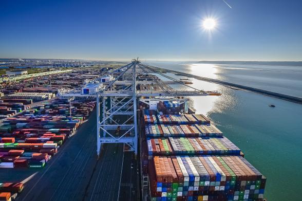 Porte conteneurs à quai à Port 2000 - Agrandir l'image, fenêtre modale