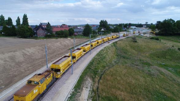 Aménagement de la ligne SNCF Serqueux-Gisors - train jaune sur l'image - Enlarge image, modal window
