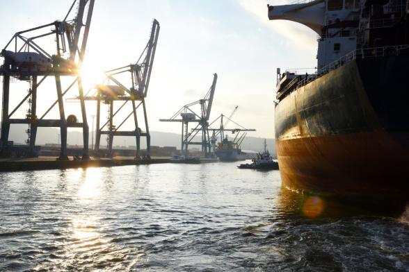 opération de remorquage près du terminal minéralier de Rouen du cargo Panormos venu décharger du charbon chez Sea Invest à Grand-Couronne. - Enlarge image, modal window