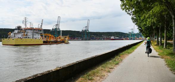 Vue d’un quai de Seine près de Rouen avec une voie réservée pour les cyclistes - Agrandir l'image, fenêtre modale