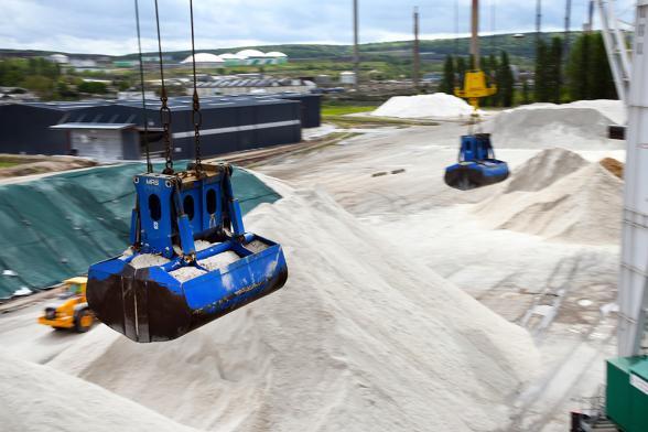 Manutention à l’aide d'un godet à grappin sur grue pour le déchargement de sel sur le port de Rouen - Agrandir l'image, fenêtre modale