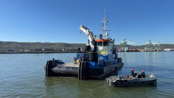 Niveleur de Rouen en opération de dragage dans le chenal de Rouen - Enlarge image, modal window
